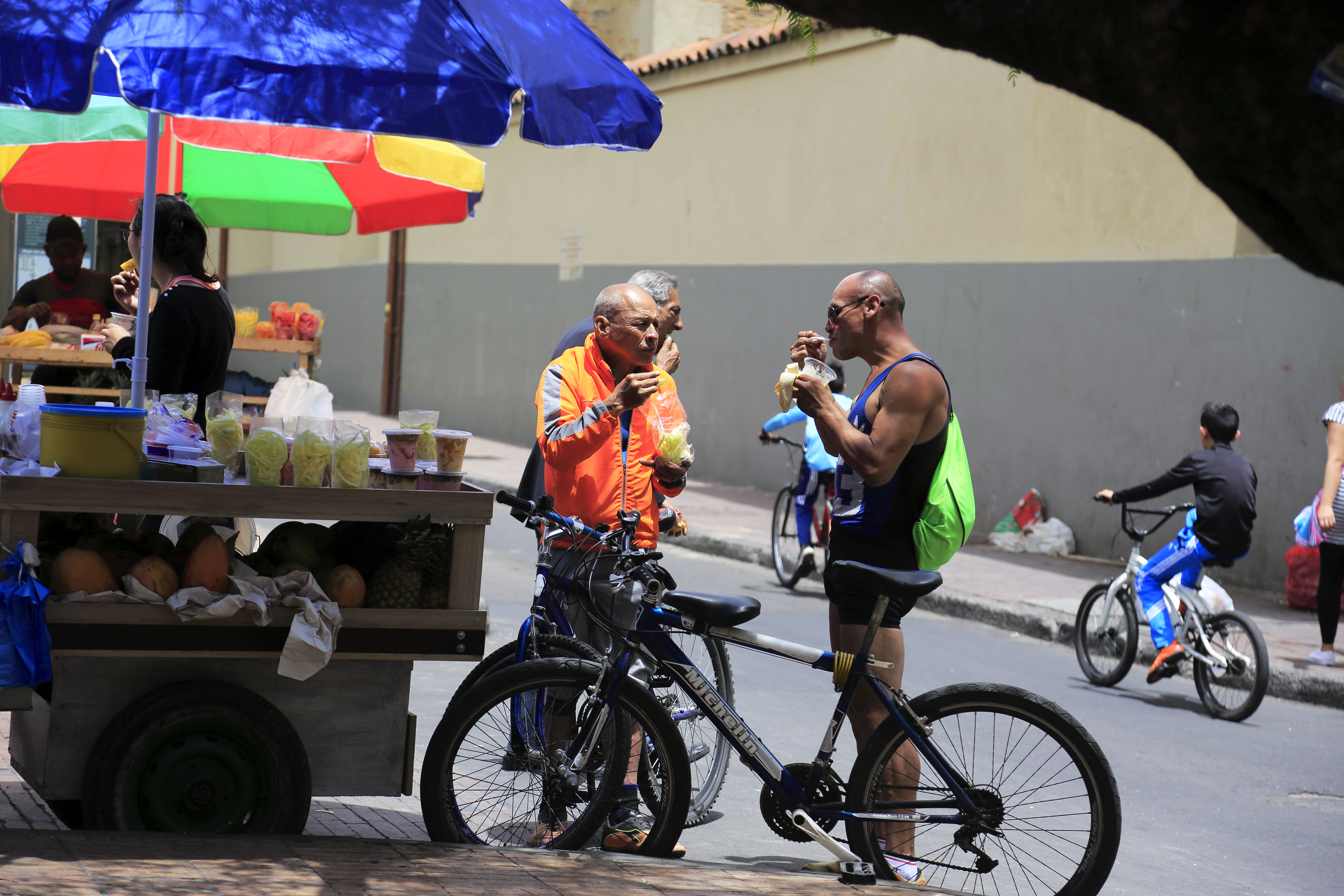 Cyclists having fresh fruit salad