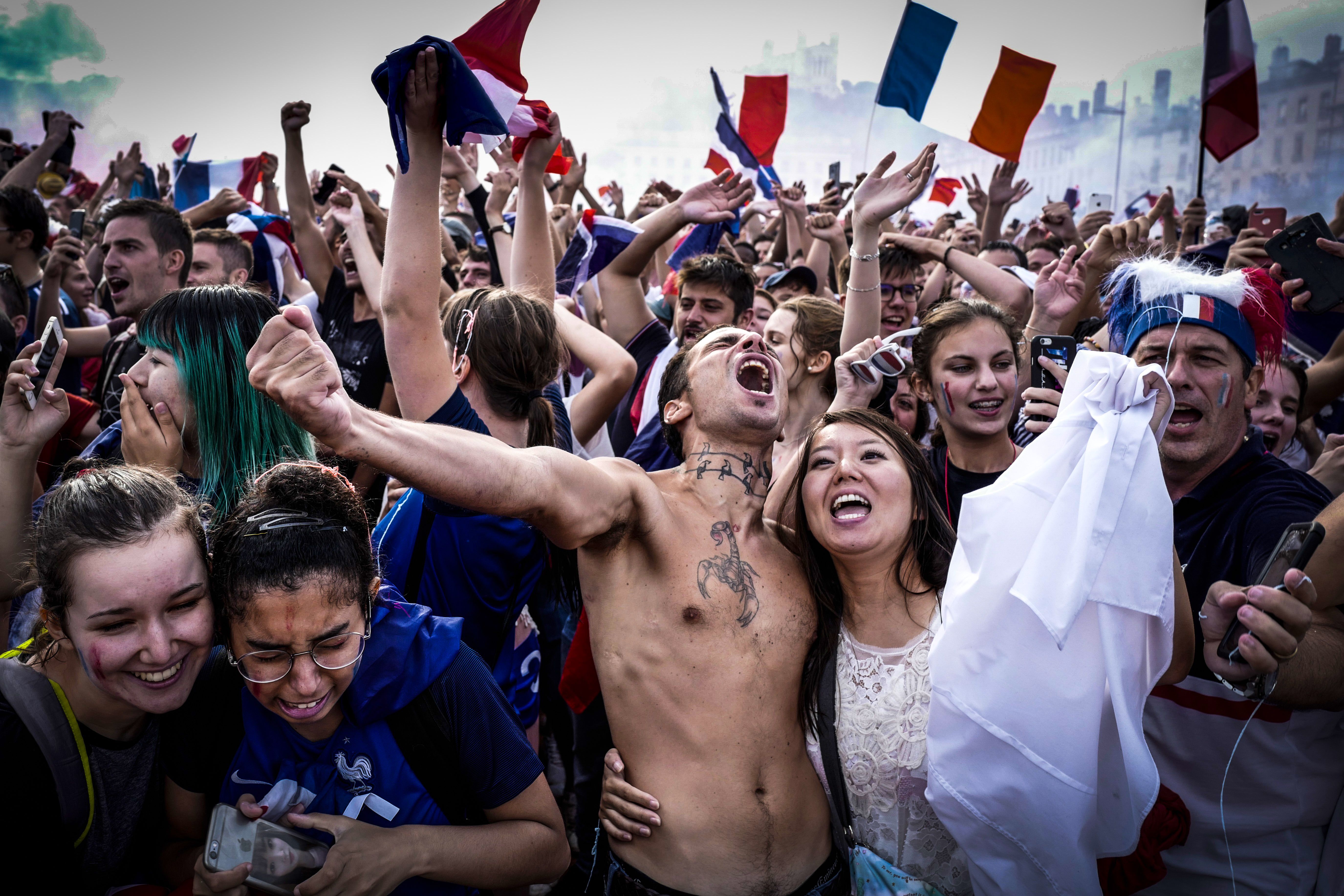 TOPSHOT-FBL-WC-2018-FRA-CRO-FANS