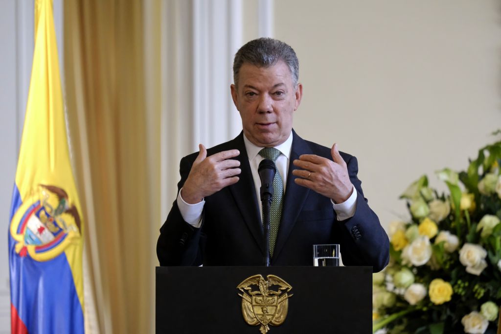 Juan Manuel Santos Unveils Juan Jose Nieto's Paininting