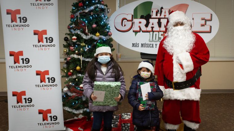 Navidad En Grande Pics with Santa Claus