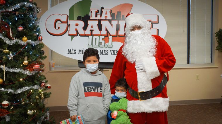Navidad En Grande Pics with Santa Claus