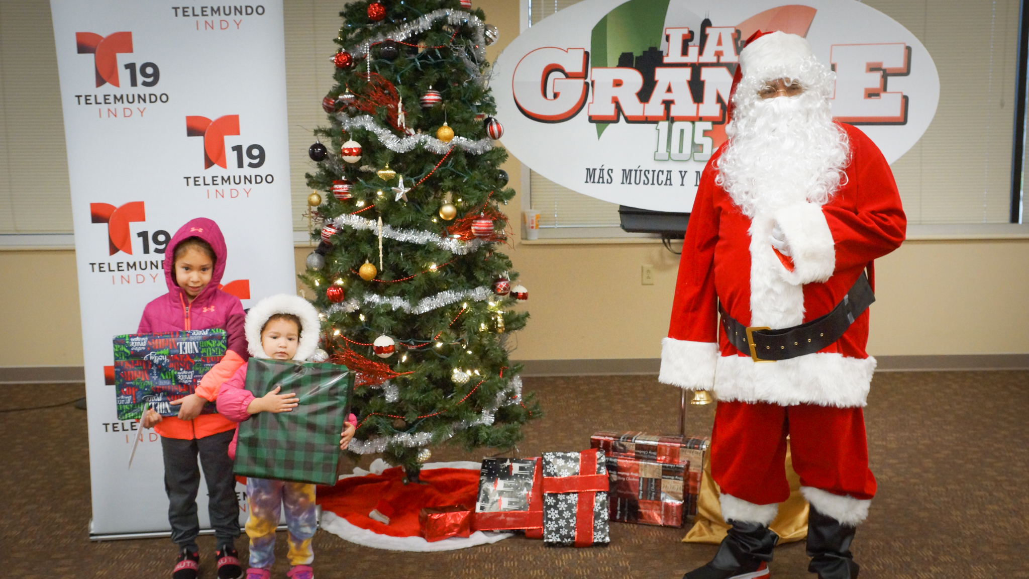 Navidad En Grande Pics with Santa Claus