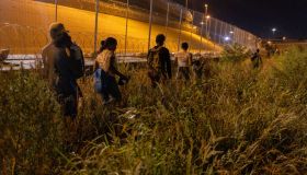 Group of Venezuelan migrants turn in to Border Patrol