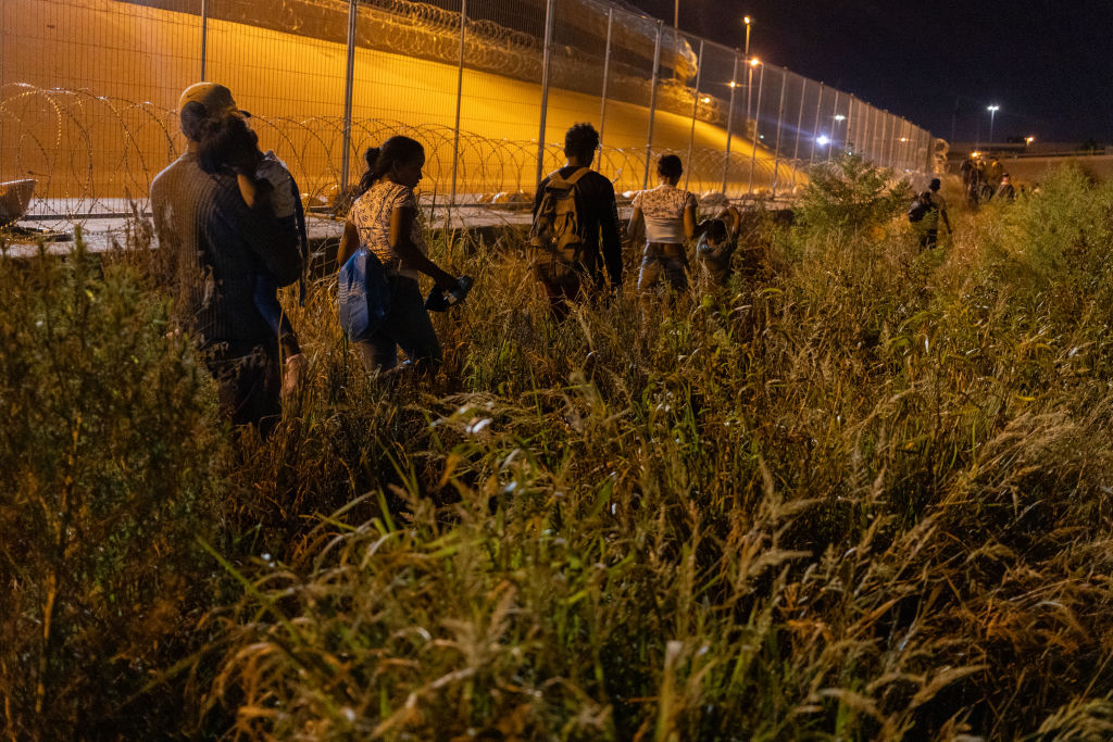 Group of Venezuelan migrants turn in to Border Patrol