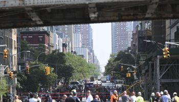 5 injured when crane collapses in New York City