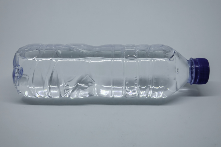 Agua potable/bocadillos para todos en el automóvil, incluyendo mascotas (algunos en el compartimento de guantes, el resto en el área de equipaje)