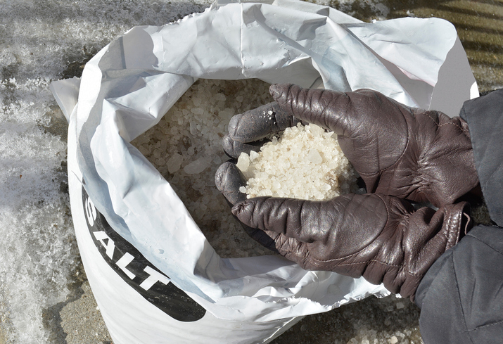 Ayuda de tracción, como arena, sal o arena para gatos que no forme grumos