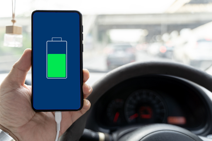 Teléfono celular y cargador para el automóvil (en el compartimento de guantes)