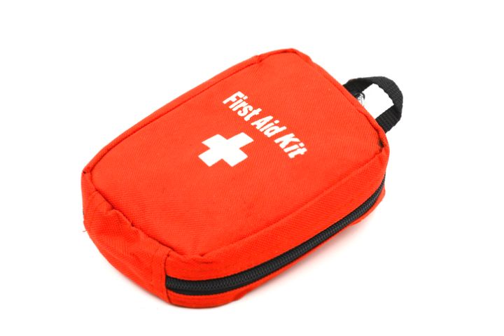 Kit de primeros auxilios (en el compartimento de guantes)