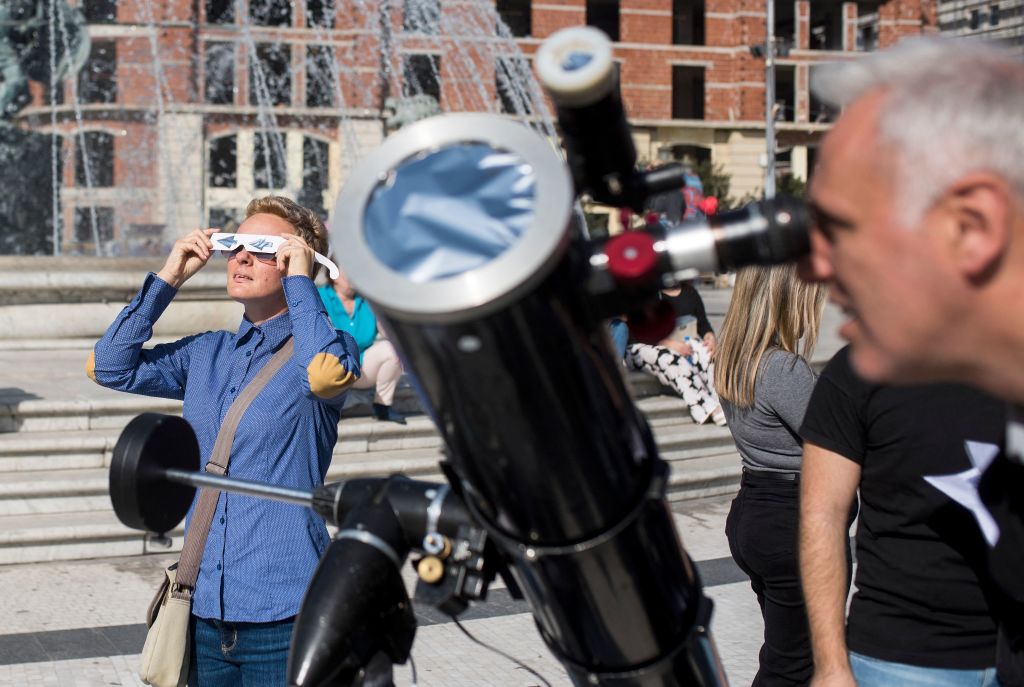 Proyecta la imagen del eclipse en una pantalla utilizando un telescopio o una cámara estenopeica.