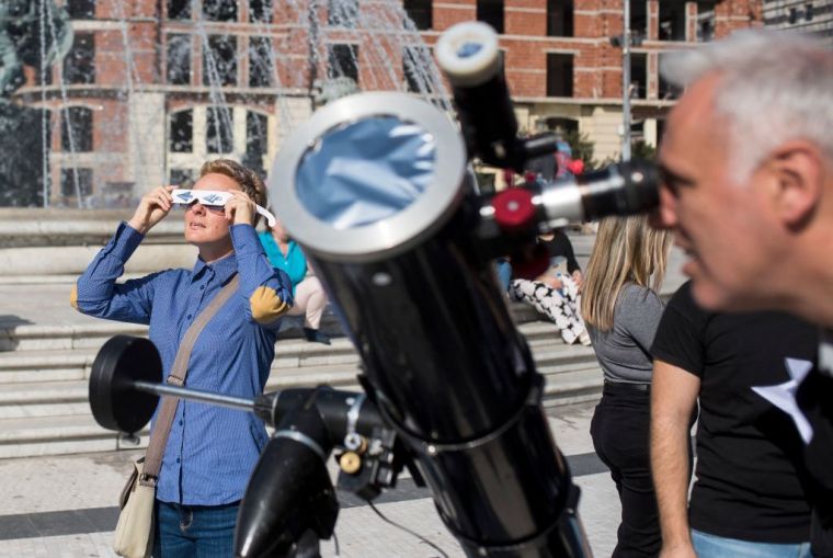 Proyecta la imagen del eclipse en una pantalla utilizando un telescopio o una cámara estenopeica.