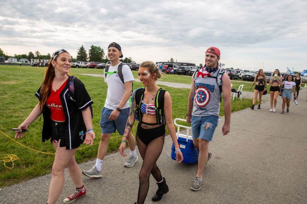 Trae comida y bebida: