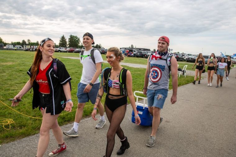 Trae comida y bebida: