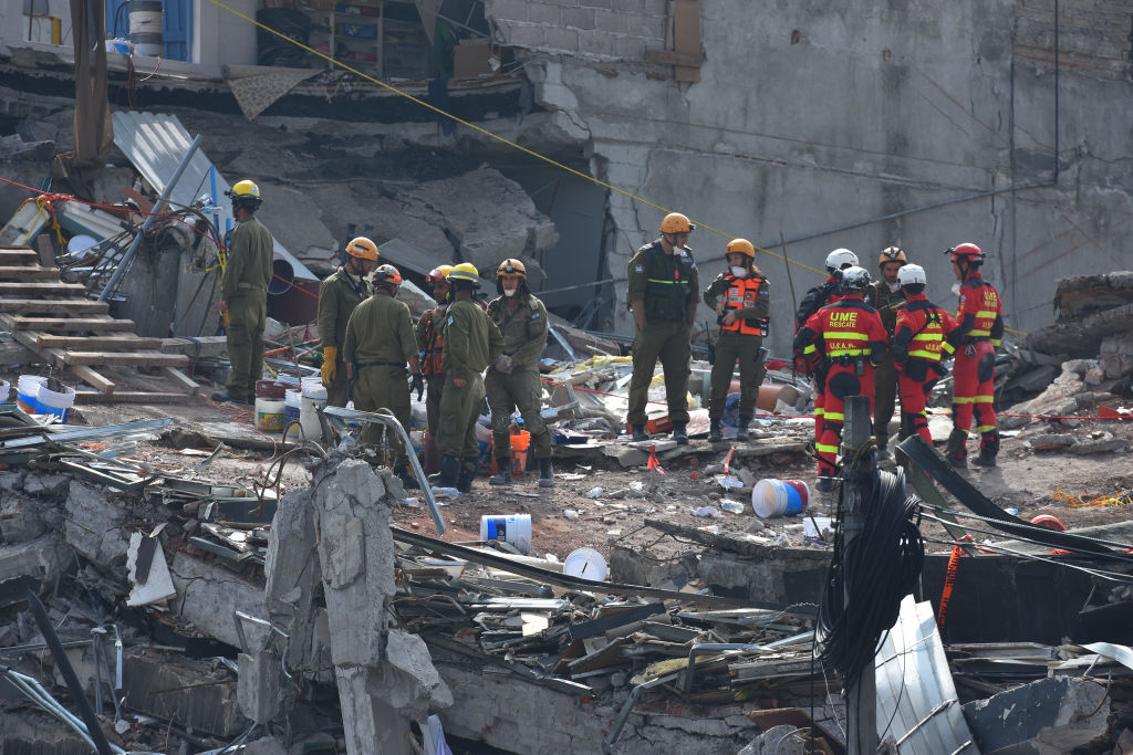 Earthquake International and Mexican Rescuers at rescue work