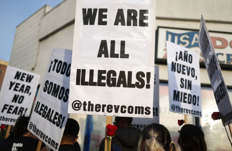 Iniciar un programa de deportaciones masivas