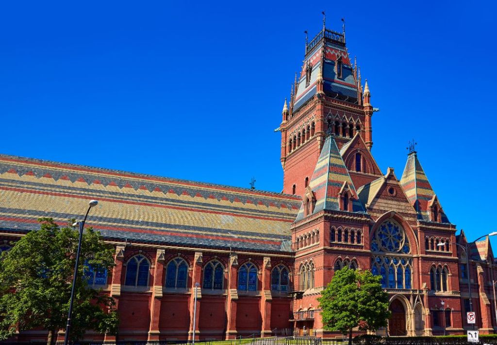 Harvard demanda al Gobierno de Trump por recortes