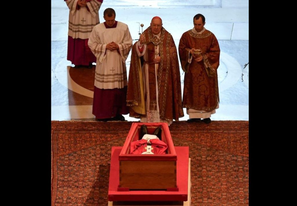 Fieles se despiden al papa Francisco