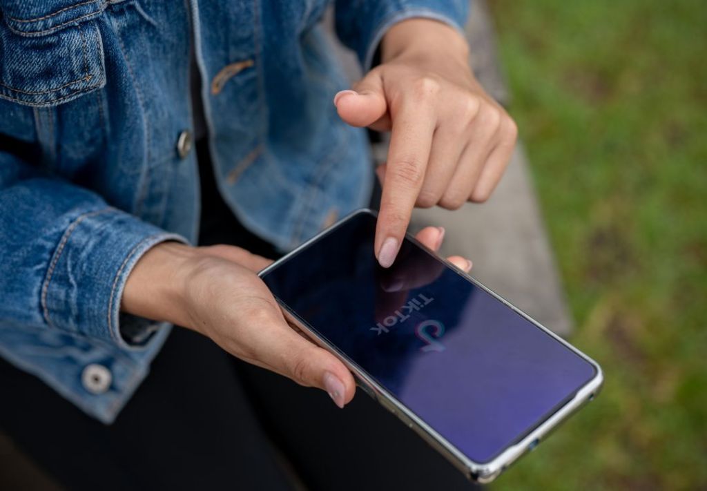 TikTok, bajo presión por falta de transparencia publicitaria