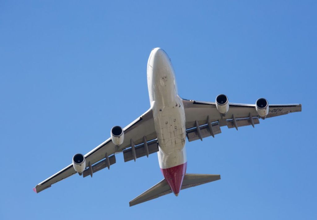 Avión de Air India cae tras despegar