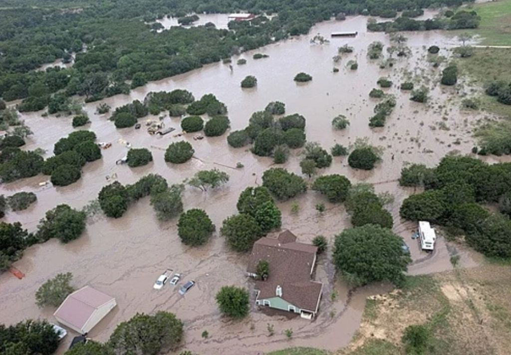 Luto en Texas mientras sigue la búsqueda