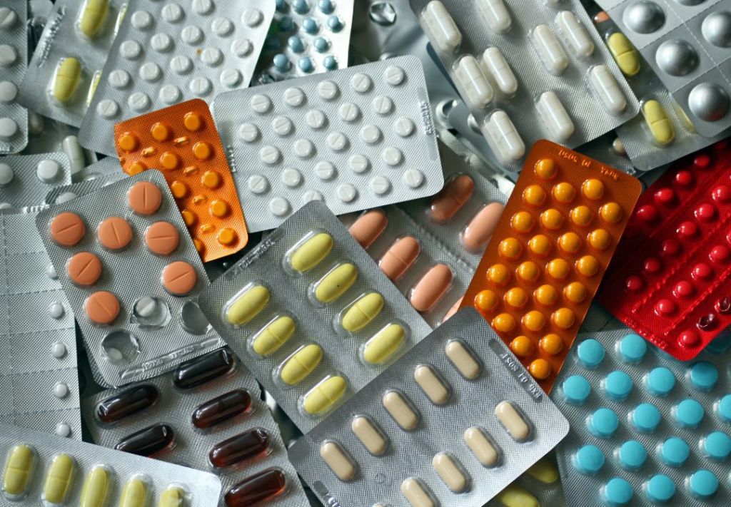 Trump exige bajar precios a farmacéuticas