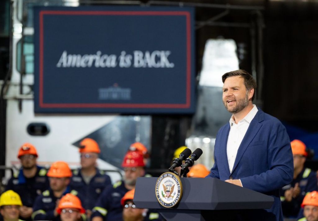 Vicepresidente llega a Indianápolis