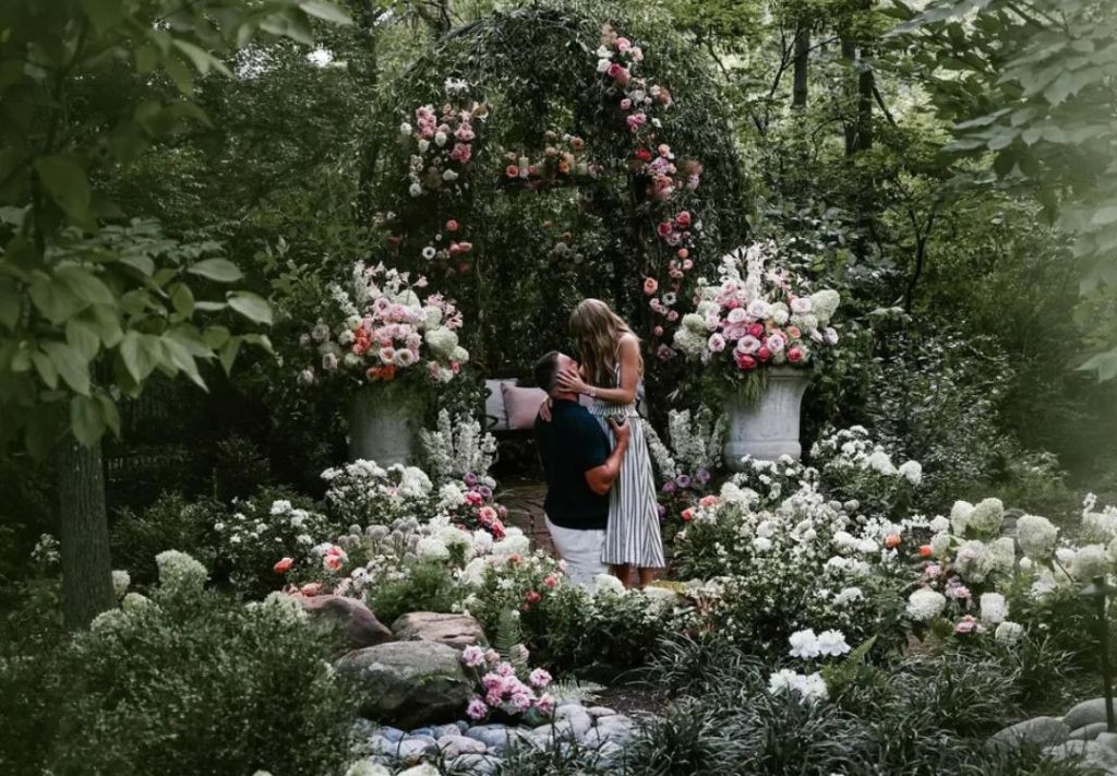 Taylor Swift y el jugador de la NFL Travis Kelce hicieron oficial su compromiso este martes a través de publicaciones simultáneas en Instagram.