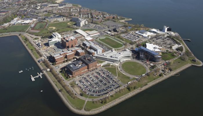 todavía no hay confirmaciones sobre víctimas ni arrestos, el reporte de disparos en la residencia East del campus de UMass Boston provocó una movilización policial considerable y generó pánico entre estudiantes y personal.