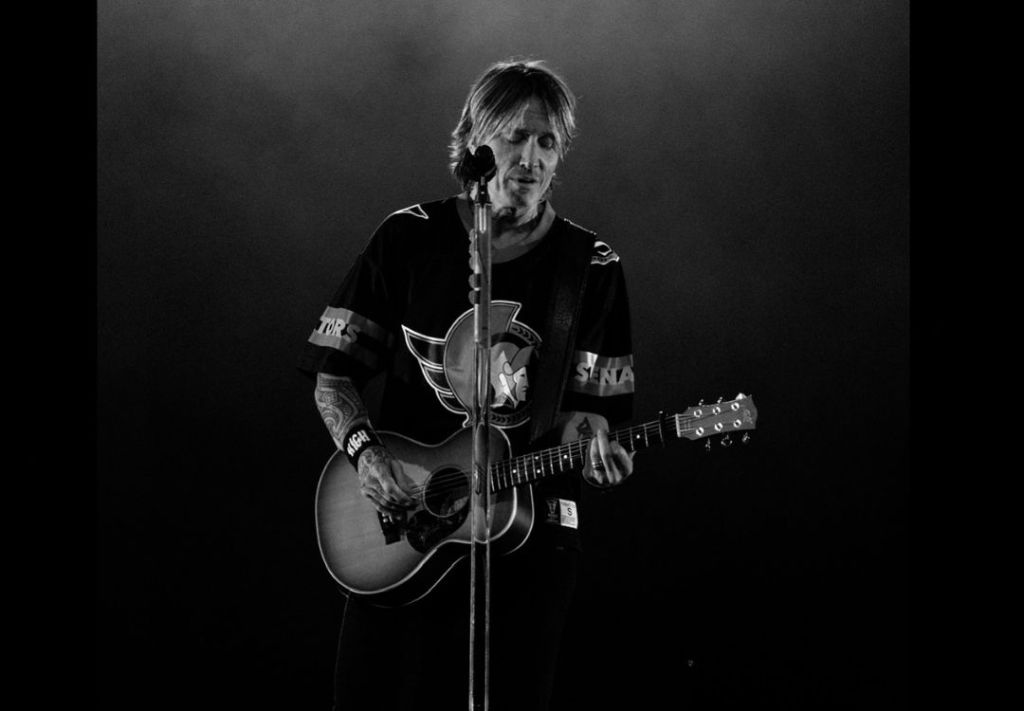 Keith Urban cambia la letra de “The Fighter”