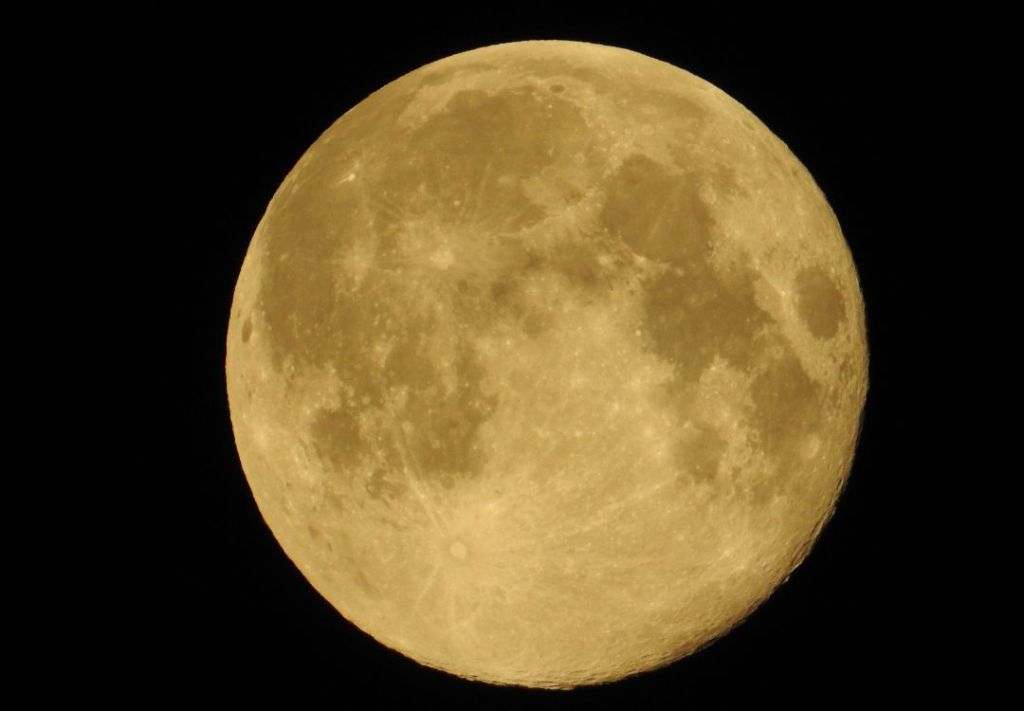 La superluna más grande del 2025 ilumina el cielo esta noche