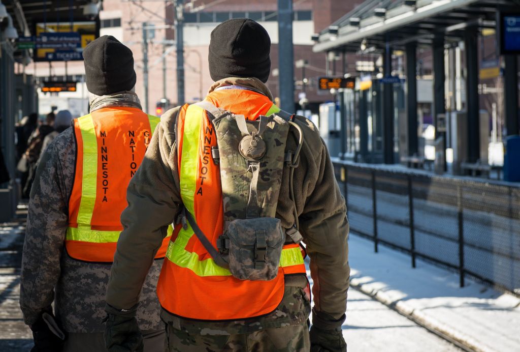 Gobernador Walz autoriza despliegue de Guardia Nacional