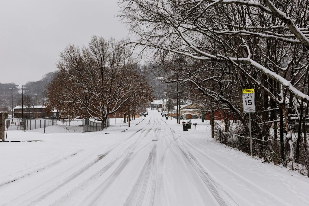 snowy street in chattanooga tennessee