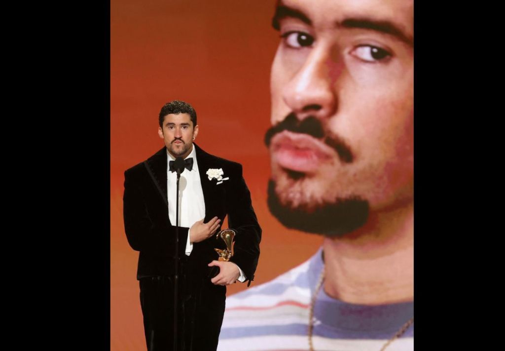 “Fuera ICE”: Bad Bunny lanza mensaje político en los Grammy