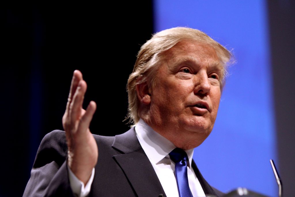 Trump lanza advertencia en negociaciones con Irán