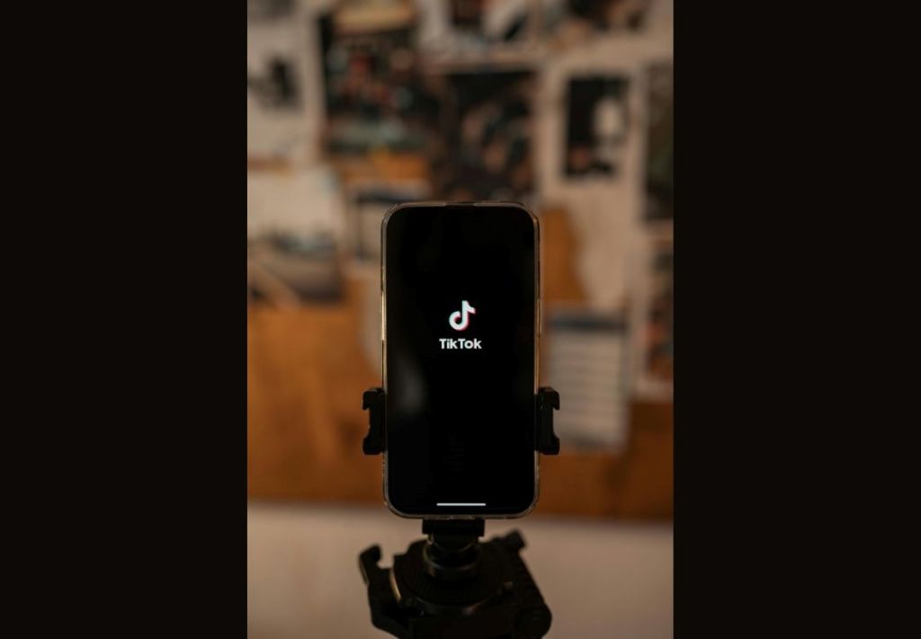 Demandan a Trump y Pam Bondi por el acuerdo de TikTok en EE. UU.