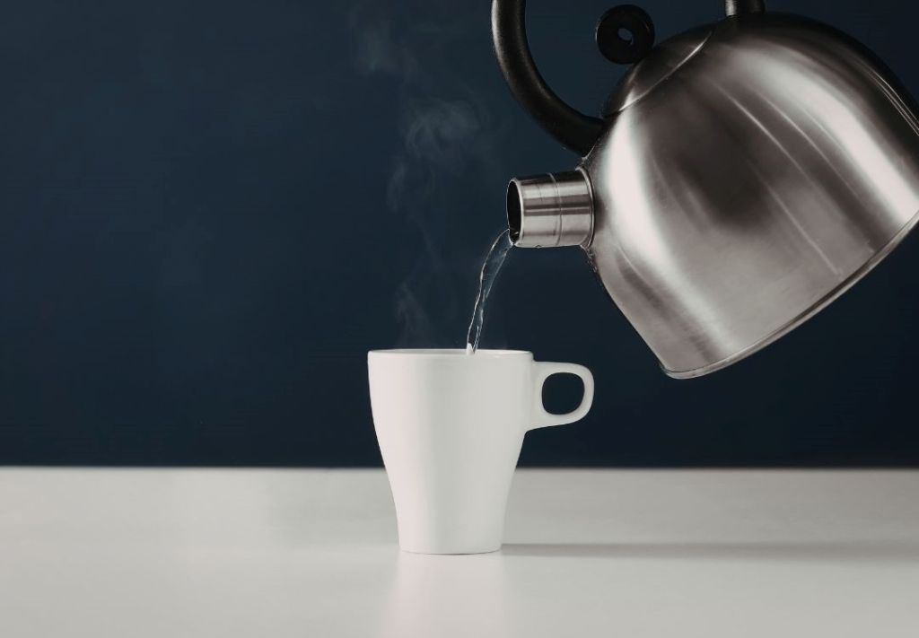 Analizando la tendencia de tomar una taza de agua caliente