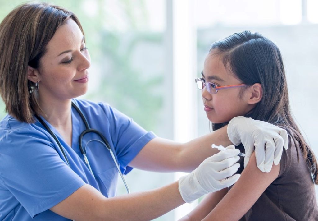 Juez bloquea recorte de vacunas infantiles impulsado por Kennedy Jr.