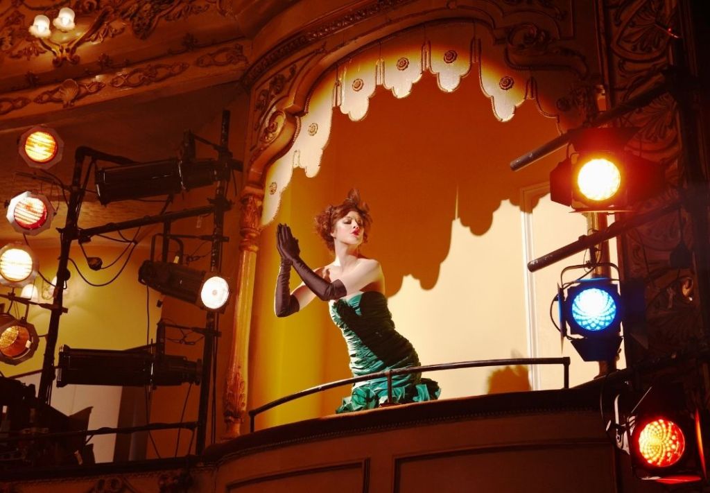 Comedia y reflexión sobre la identidad latina