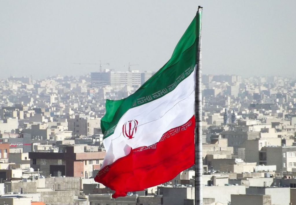 Irán amenaza con hundir portaviones de EE.UU.