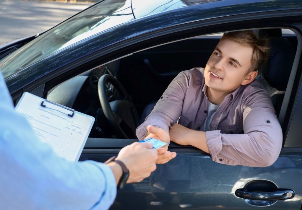 Nueva ley en Florida exigirá mostrar el estatus migratorio en las licencias a partir de 2027. ¿Debes renovar la tuya?