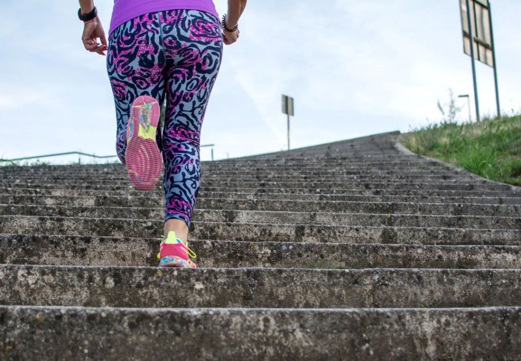 Eleva tu rutina: El poder de usar un escalón para entrenar