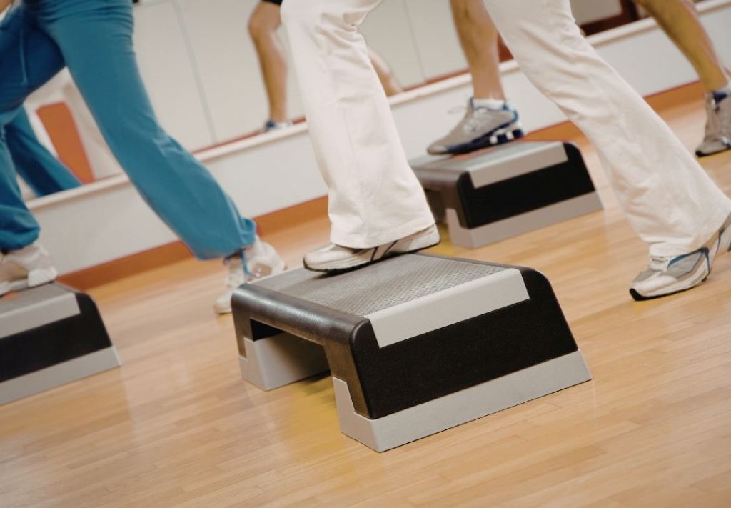 Eleva tu rutina: El poder de usar un escalón para entrenar