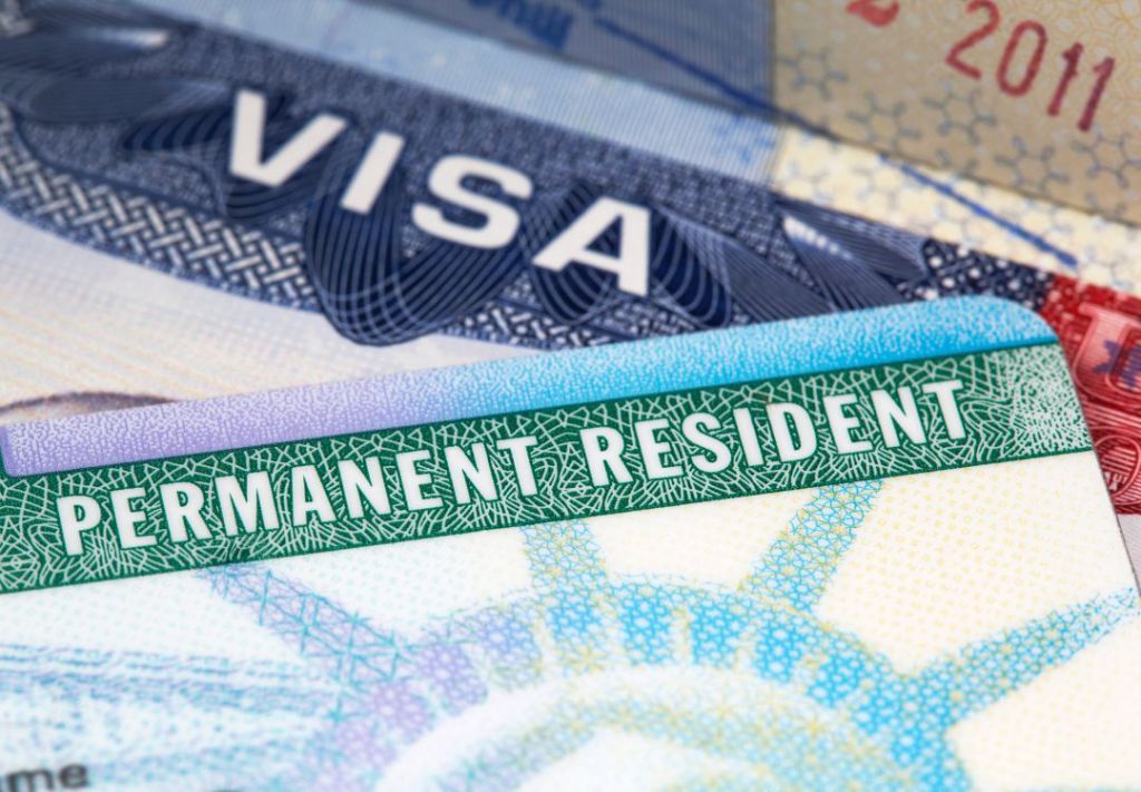 Juez federal ordena a Trump reanudar trámites de "Green Card"