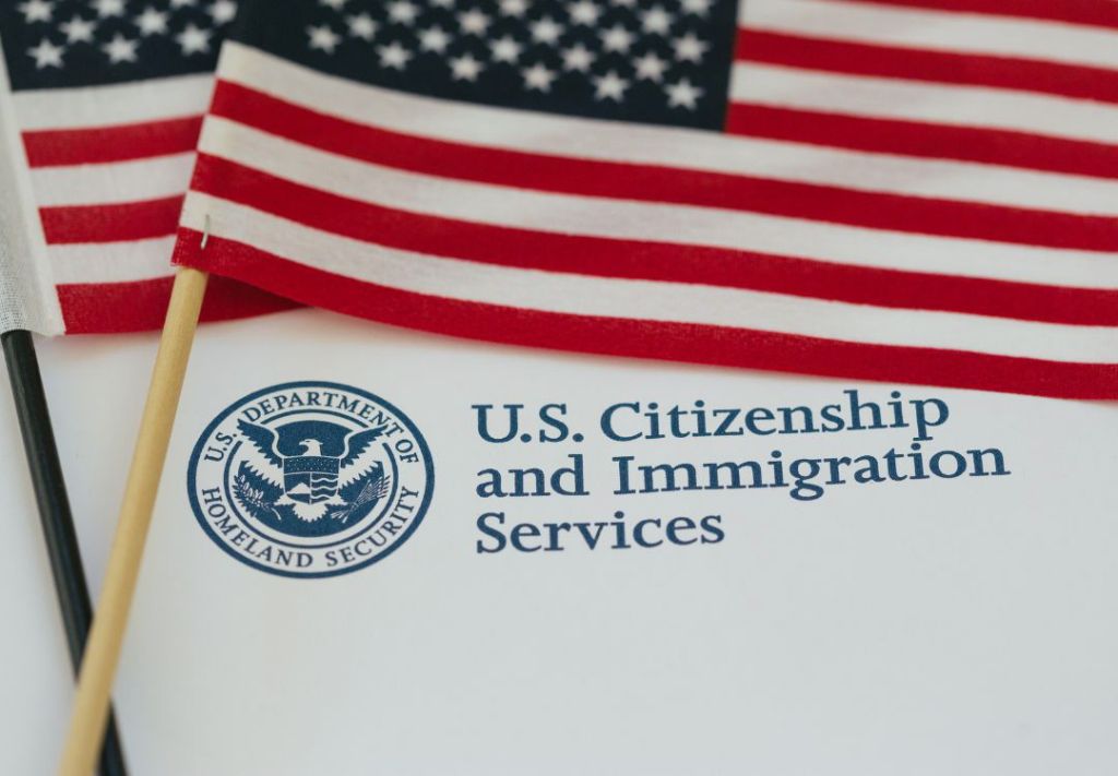 Gobierno busca revocar ciudadanía a inmigrantes naturalizados