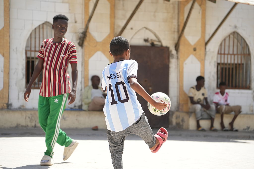 Somali children share World Cup spirit through street football