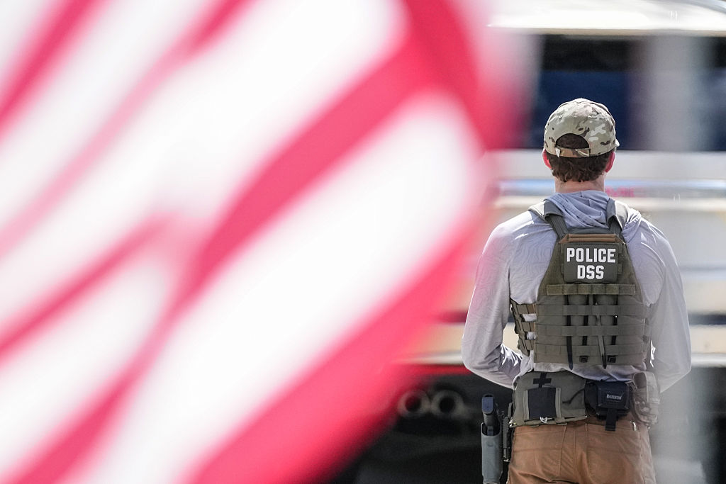 ICE officers respond to barricaded man